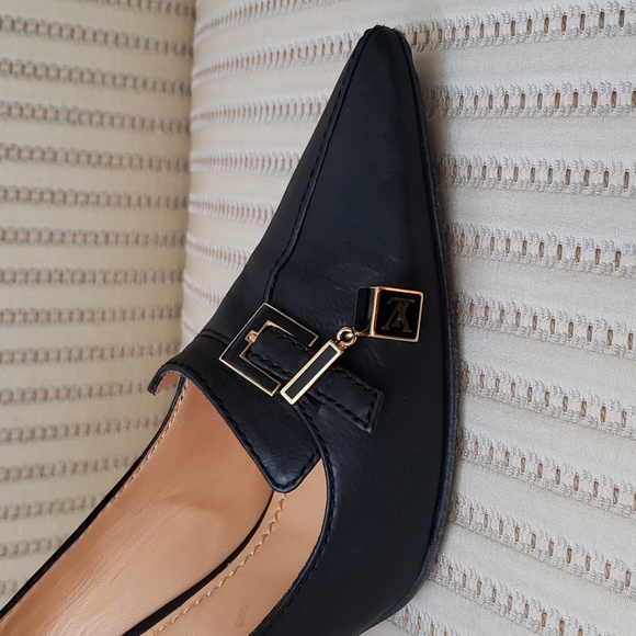 LOUIS VUITTON PUMPS WITH LV CUBE CHARM - Picture 3 of 11